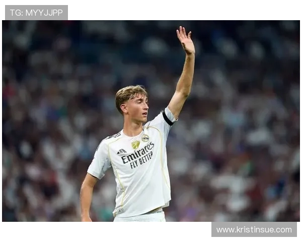 心情愉快 赫伊森父子驾车鸣笛与皇马球迷热情互动离开伯纳乌